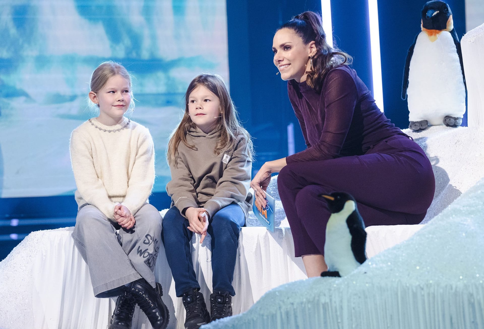 Herausforderung für Esther Sedlaczek: Mira und Adam fragen, ob Pinguine kalte Füße haben.