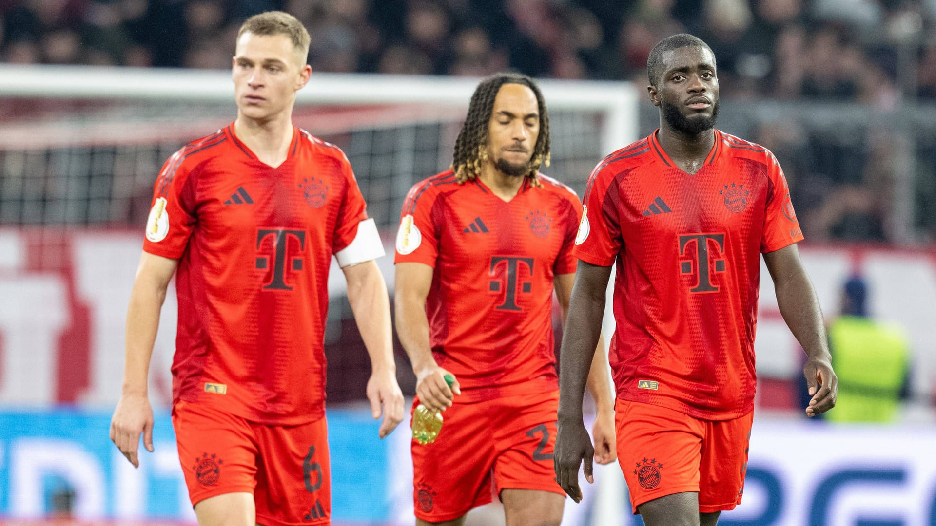 Der FC Bayern hat das Achtelfinale im DFB-Pokal gegen Bayer Leverkusen verloren. Damit scheidet der Rekordmeister zum fünften Mal in Folge vorzeitig aus dem Wettbewerb aus und hat den ersten Titel der Saison verspielt. Kapitän Manuel Neuer hat mit seinem Platzverweis daran entscheidenden Anteil. Die Einzelkritik: