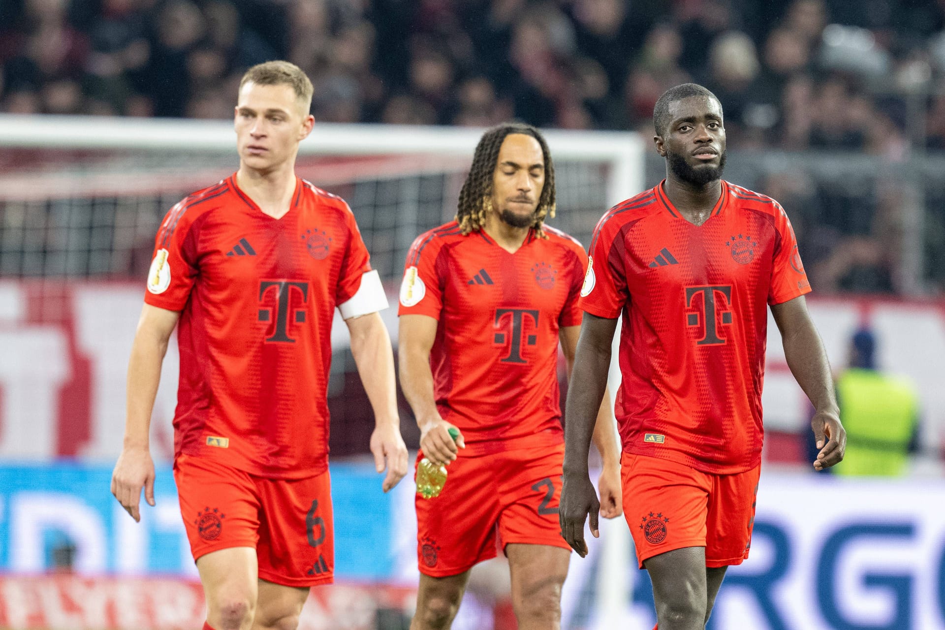 Der FC Bayern hat das Achtelfinale im DFB-Pokal gegen Bayer Leverkusen verloren. Damit scheidet der Rekordmeister zum fünften Mal in Folge vorzeitig aus dem Wettbewerb aus und hat den ersten Titel der Saison verspielt. Kapitän Manuel Neuer hat mit seinem Platzverweis daran entscheidenden Anteil. Die Einzelkritik: