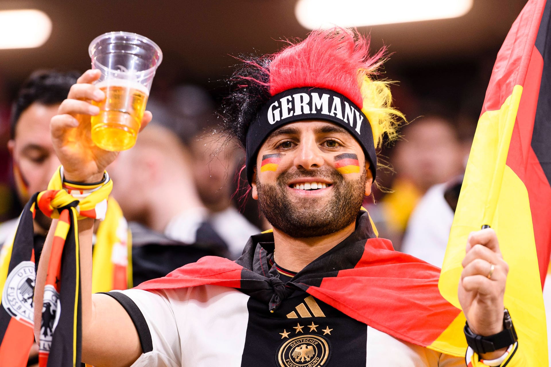 Ein deutscher Fan mit Bier in der Hand (Symbolbild): Solche Bilder wird es in Saudi-Arabien nicht geben.