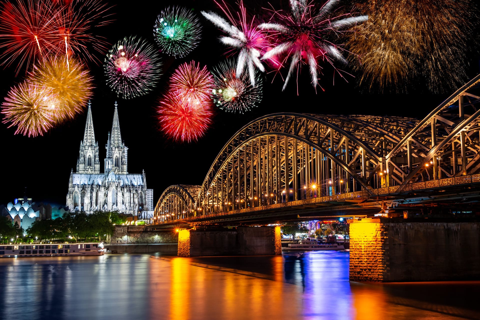 Feuerwerk am Dom und der Hohenzollernbrücke. (Archivfoto)