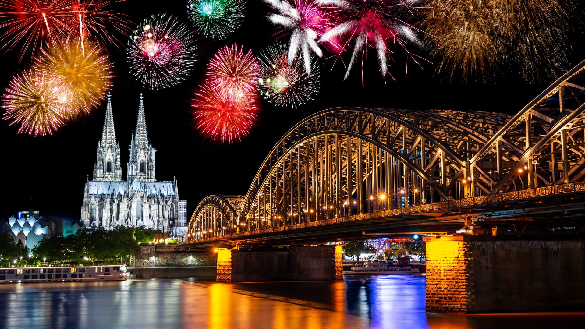 Feuerwerk am Dom und der Hohenzollernbrücke. (Archivfoto)