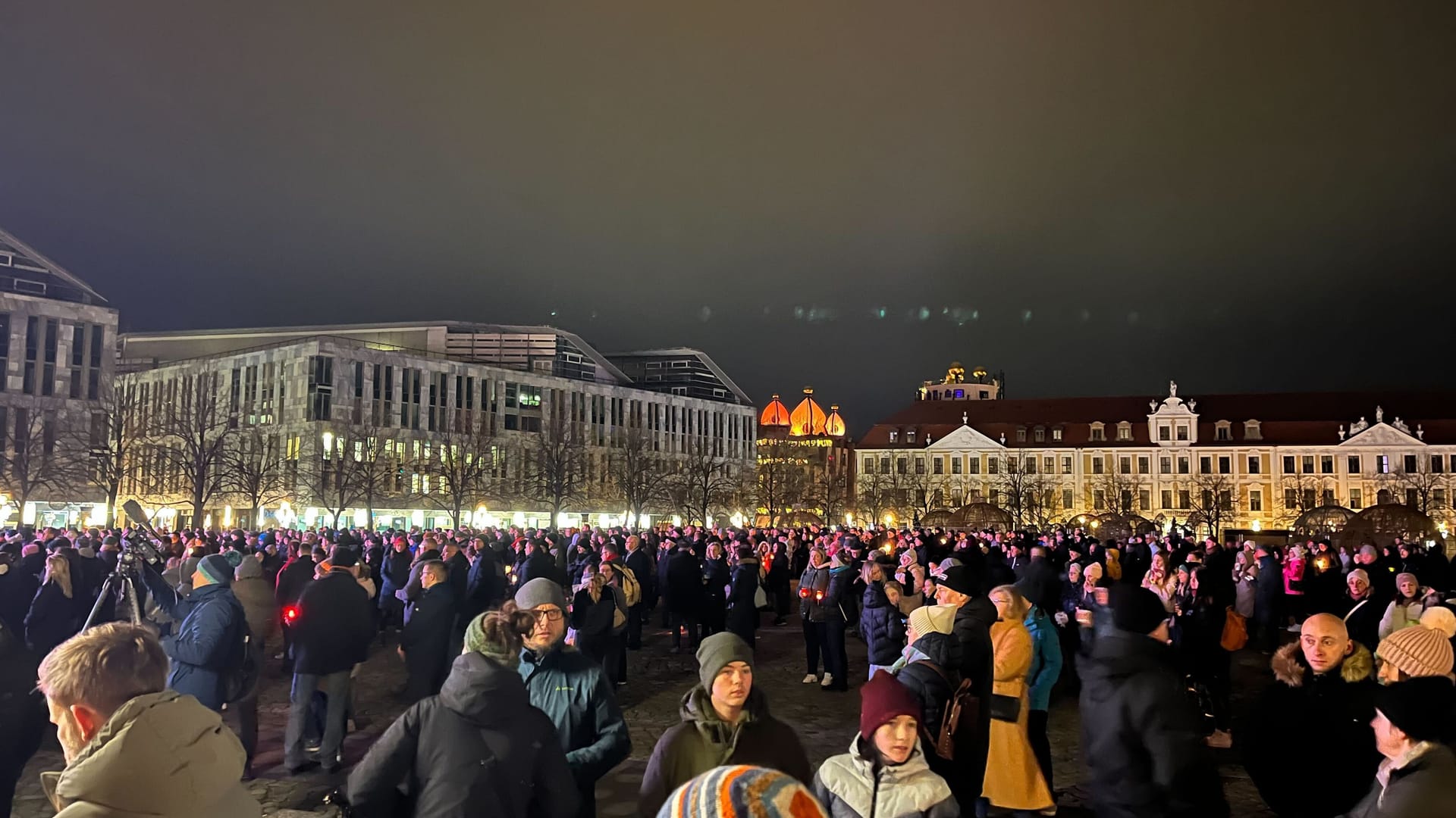 Mahnwache auf dem Domplatz.