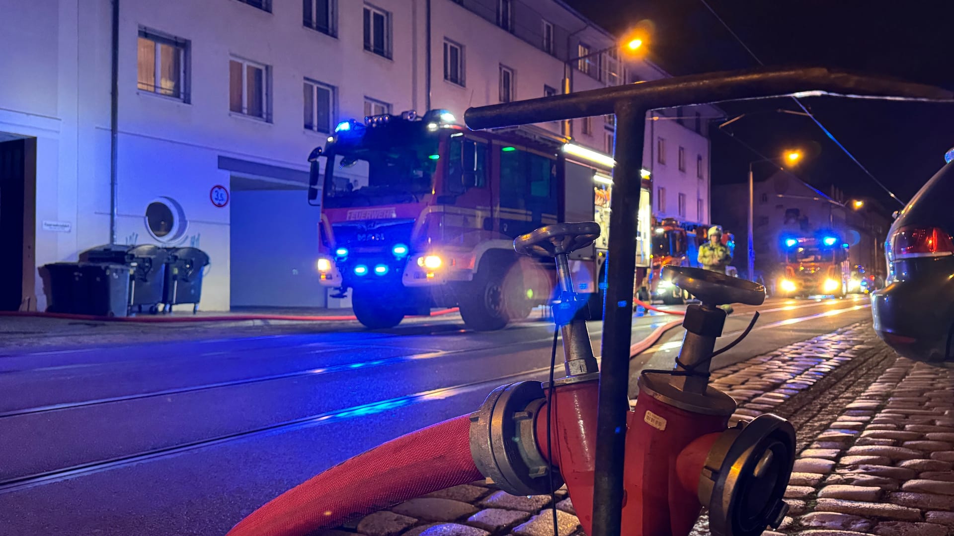 Einsatzfahrzeuge auf Dienstagmorgen auf der Friedrichstraße, die voll gesperrt werden musste.