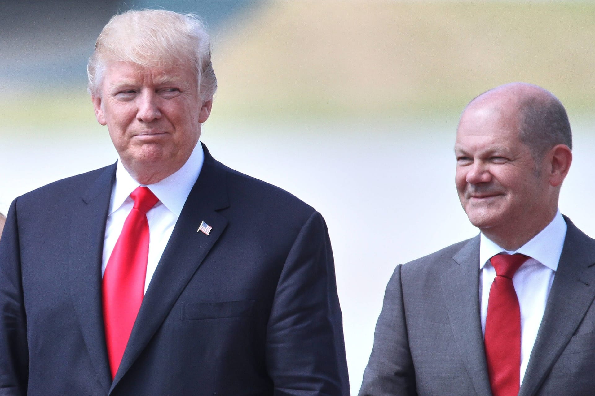 Donald Trump mit Olaf Scholz (Archivbild): Der künftige US-Präsident schafft bereits Fakten.