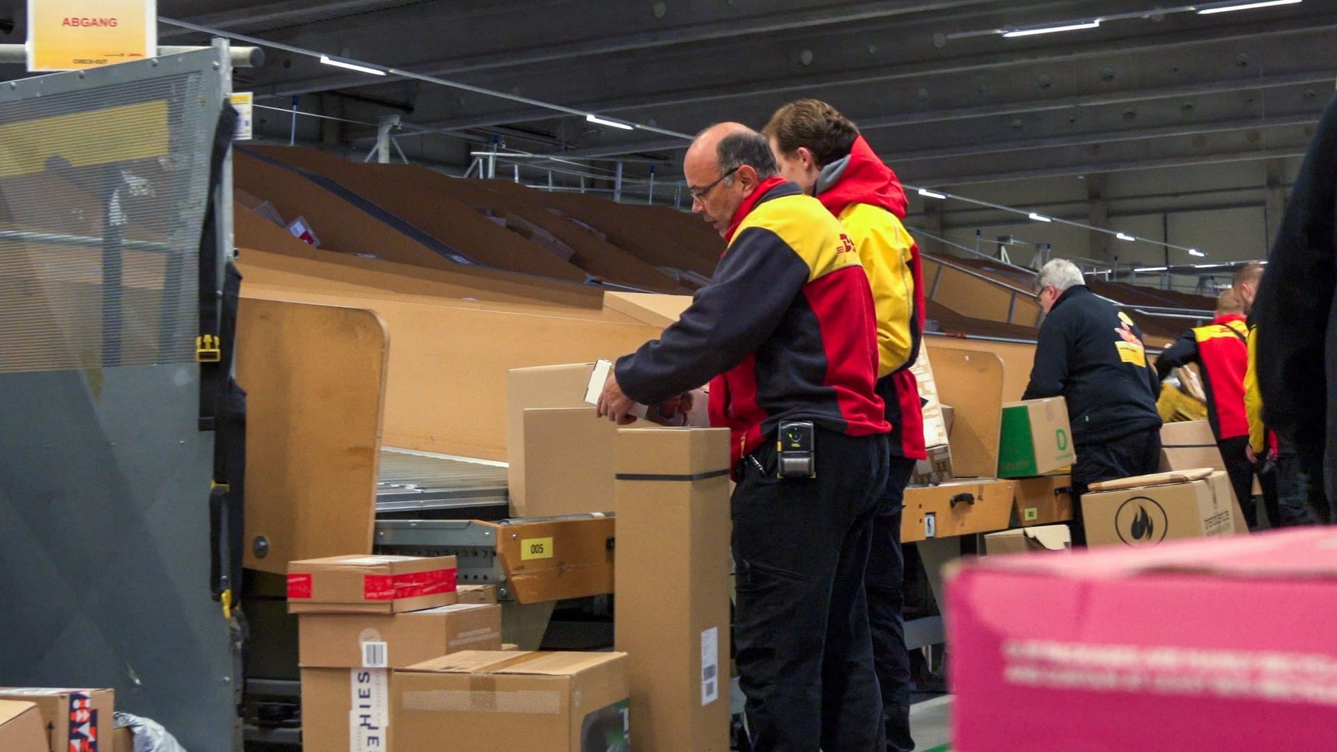 Mario Zahl und Azubi Malte Strauß: Die beiden Paketboten scannen die angekommenen Pakete und verladen sie anschließend ins Fahrzeug.