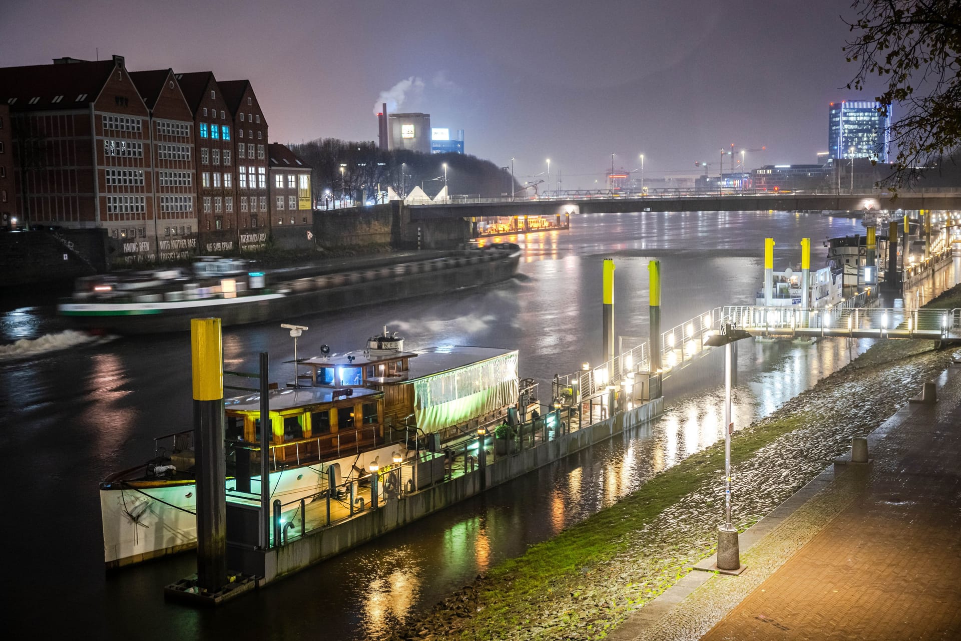 Schiffe fahren bei Regen über die Weser: Das Wetter in Bremen bleibt eher herbstlich statt winterlich.