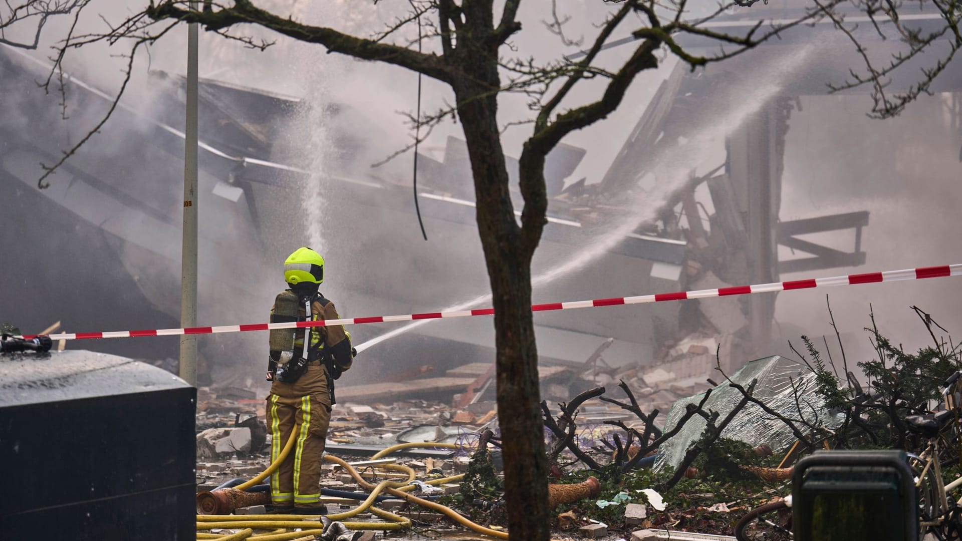 Ein Feuerwehrmann arbeitet nach einer Explosion in einem Wohnblock.