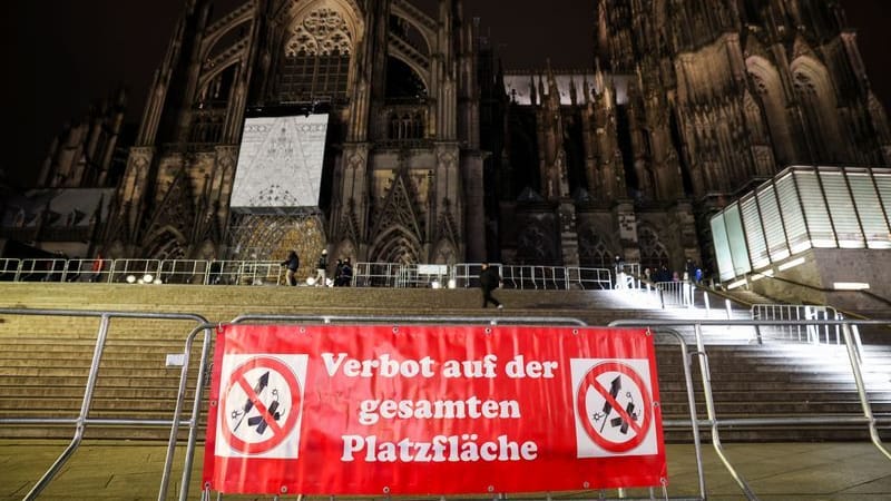 Ein Banner zum Böllerverbot hängt vor dem Dom: Es gilt rund um Kölns Wahrzeichen.