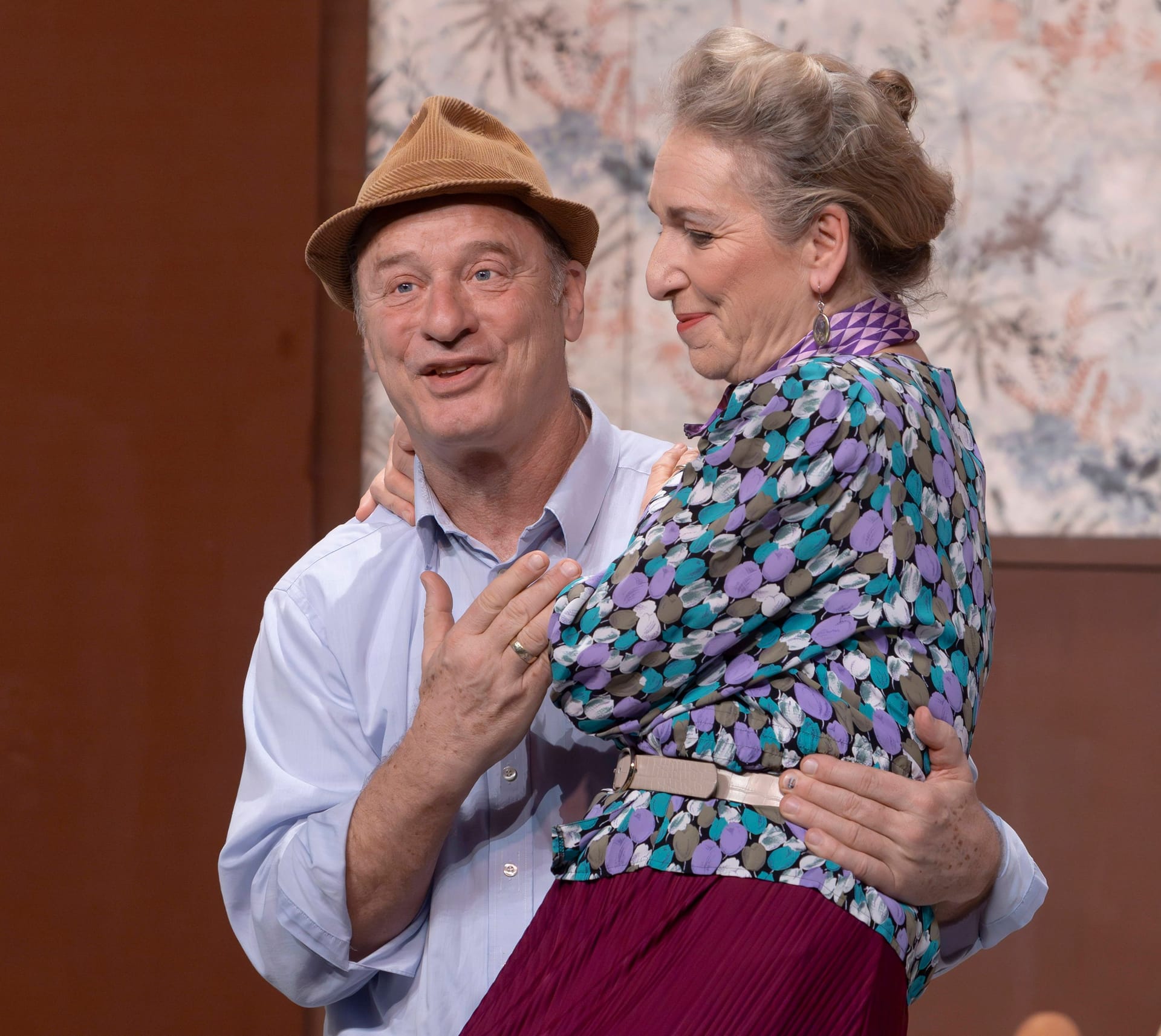 Irene Schwarz und Tom Gerhardt auf der Theaterbühne in Dresden.