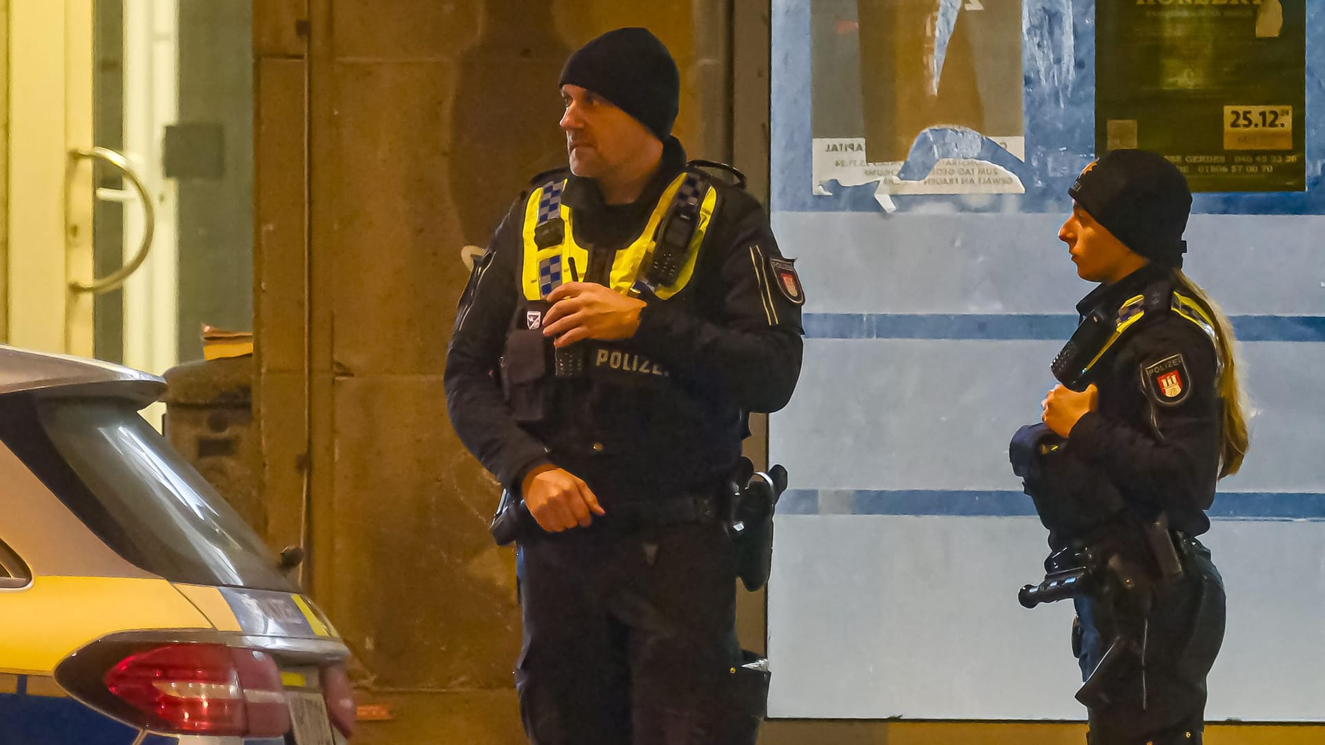 Polizisten am Donnerstagabend an dem Wandsbeker Weihnachtsmarkt: Am Ende konnte eine Entwarnung verkündet werden.