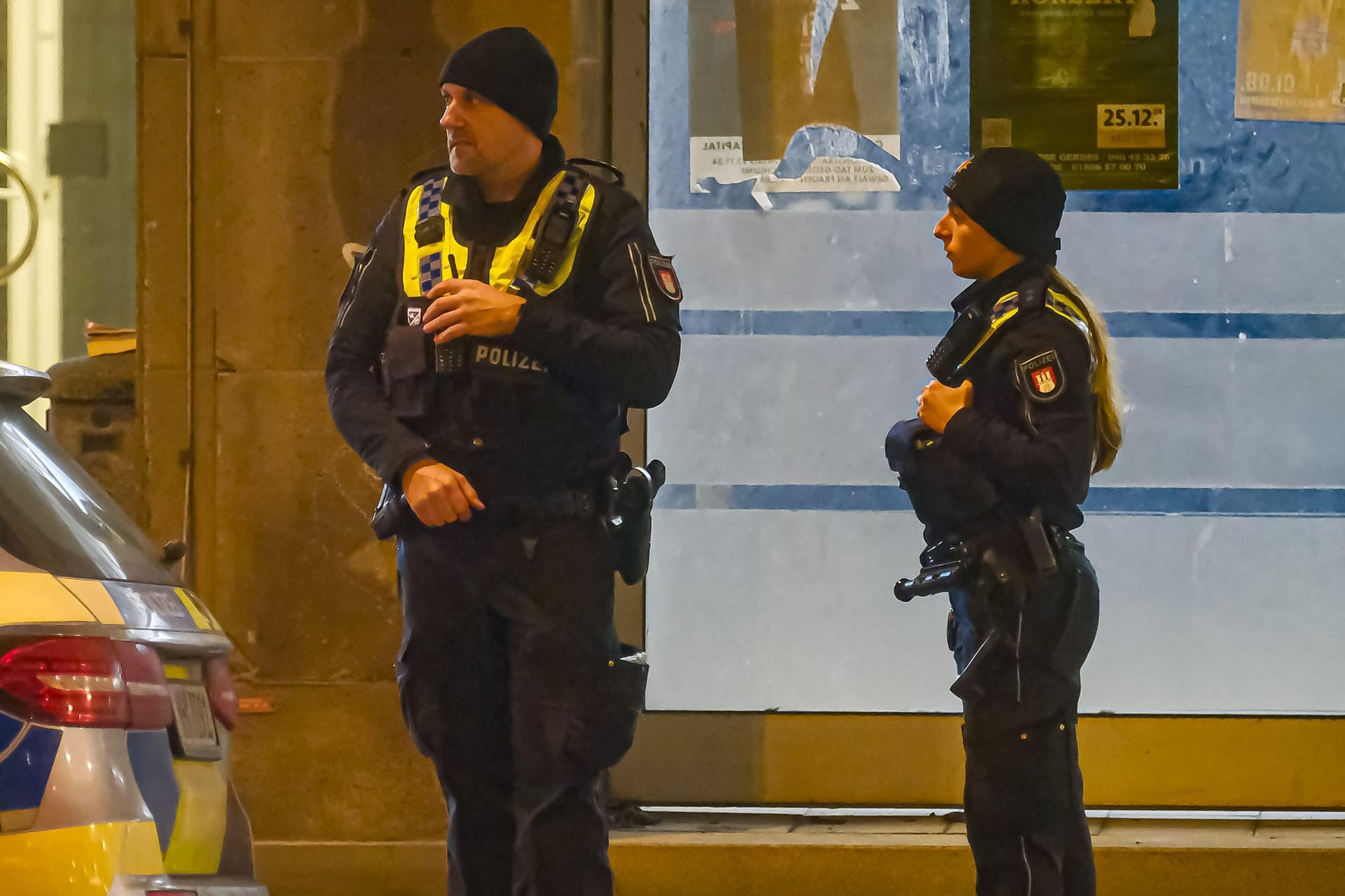 Polizisten am Donnerstagabend an dem Wandsbeker Weihnachtsmarkt: Am Ende konnte eine Entwarnung verkündet werden.