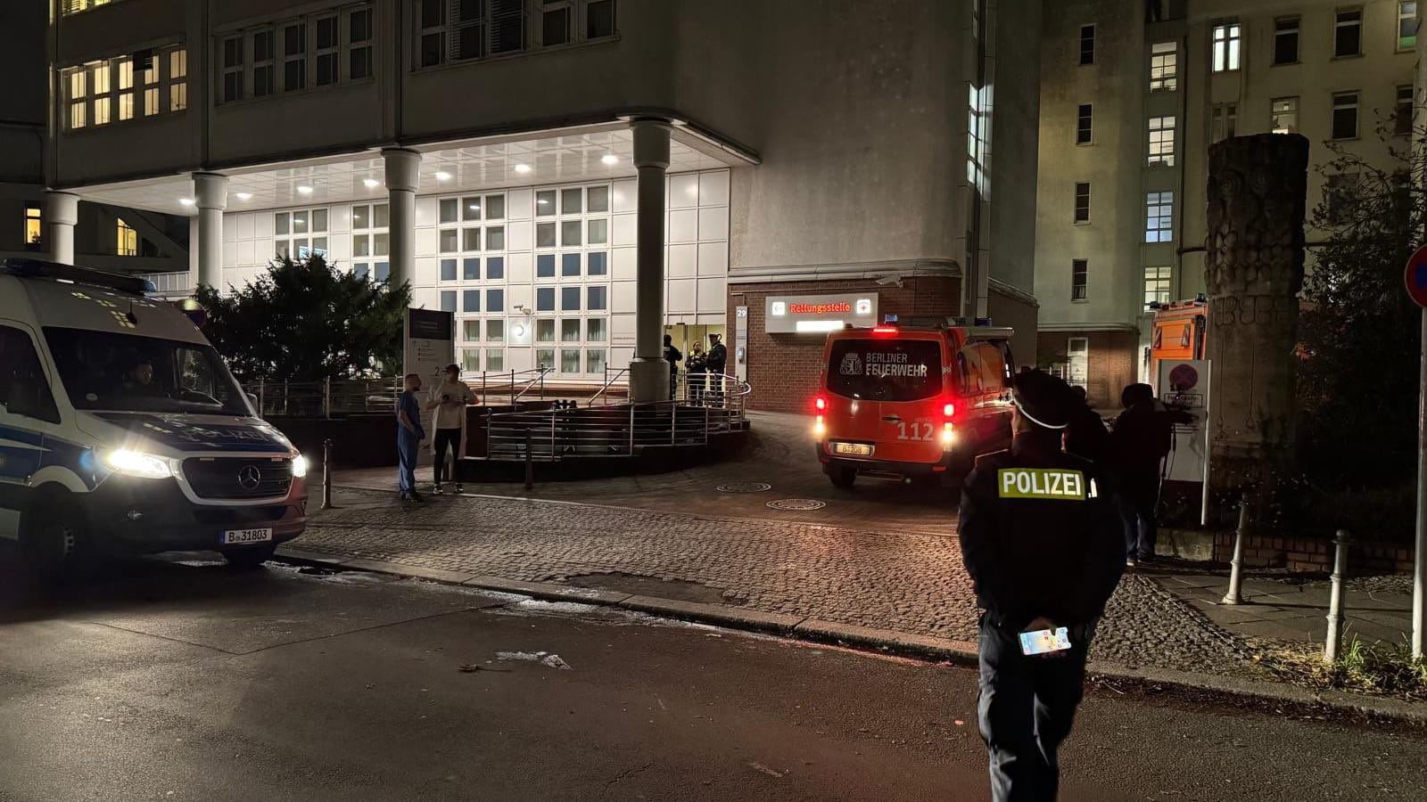 Polizei vor dem Krankenhaus: Eine Deutsch-Russin ist möglicherweise vergiftet worden.