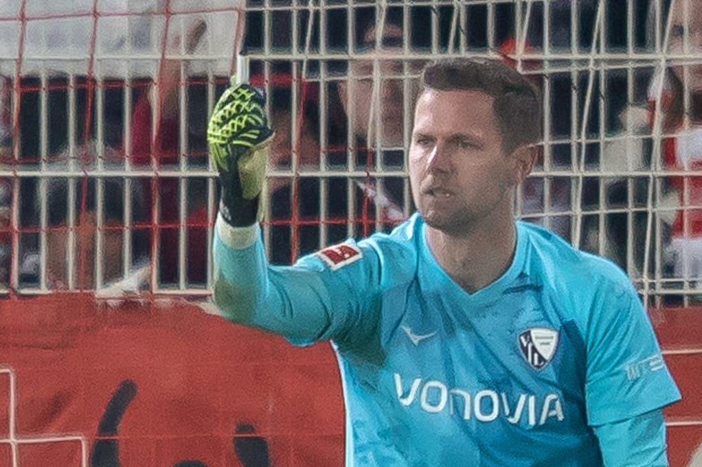 Patrick Drewes zeigt das Feuerzeug: Der Bochum-Keeper wurde davon am Kopf getroffen.