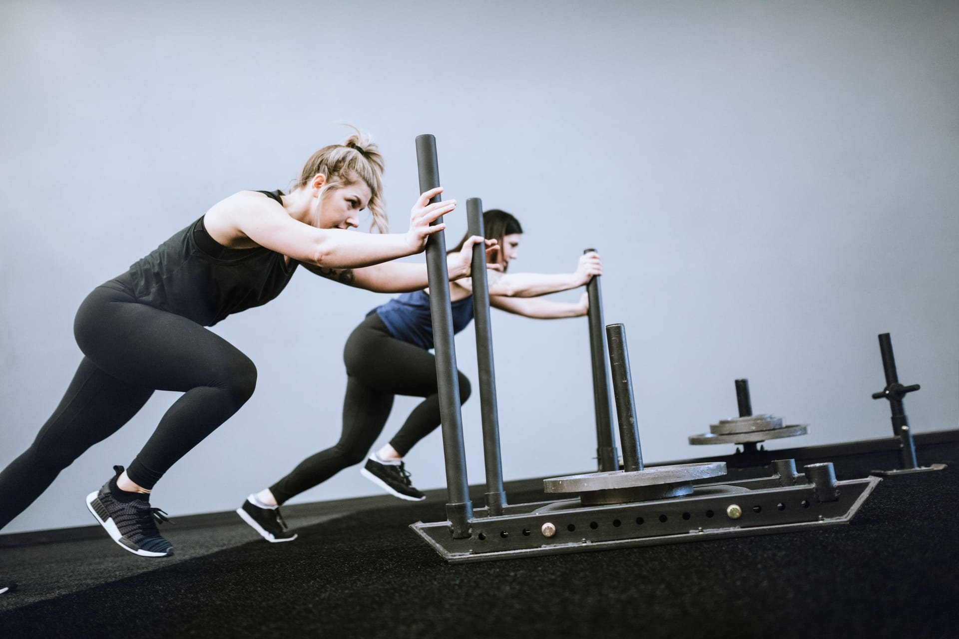 Schlitten-Schieben mit Gewichten: Es gibt verschiedne Workouts bei einem Hyrox-Rennen.