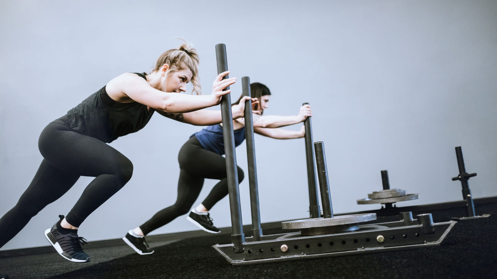 Schlitten-Schieben mit Gewichten: Es gibt verschiedne Workouts bei einem Hyrox-Rennen.