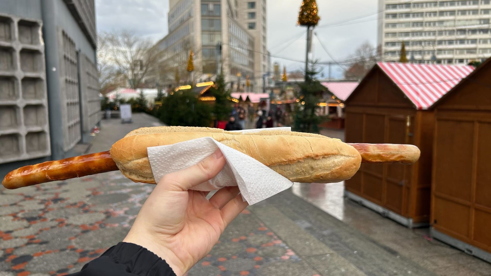 Die neue Kreation auf dem Berliner Weihnachtsmarkt: Einen halben Meter Dubai-Wurst gibt es hier für acht Euro.