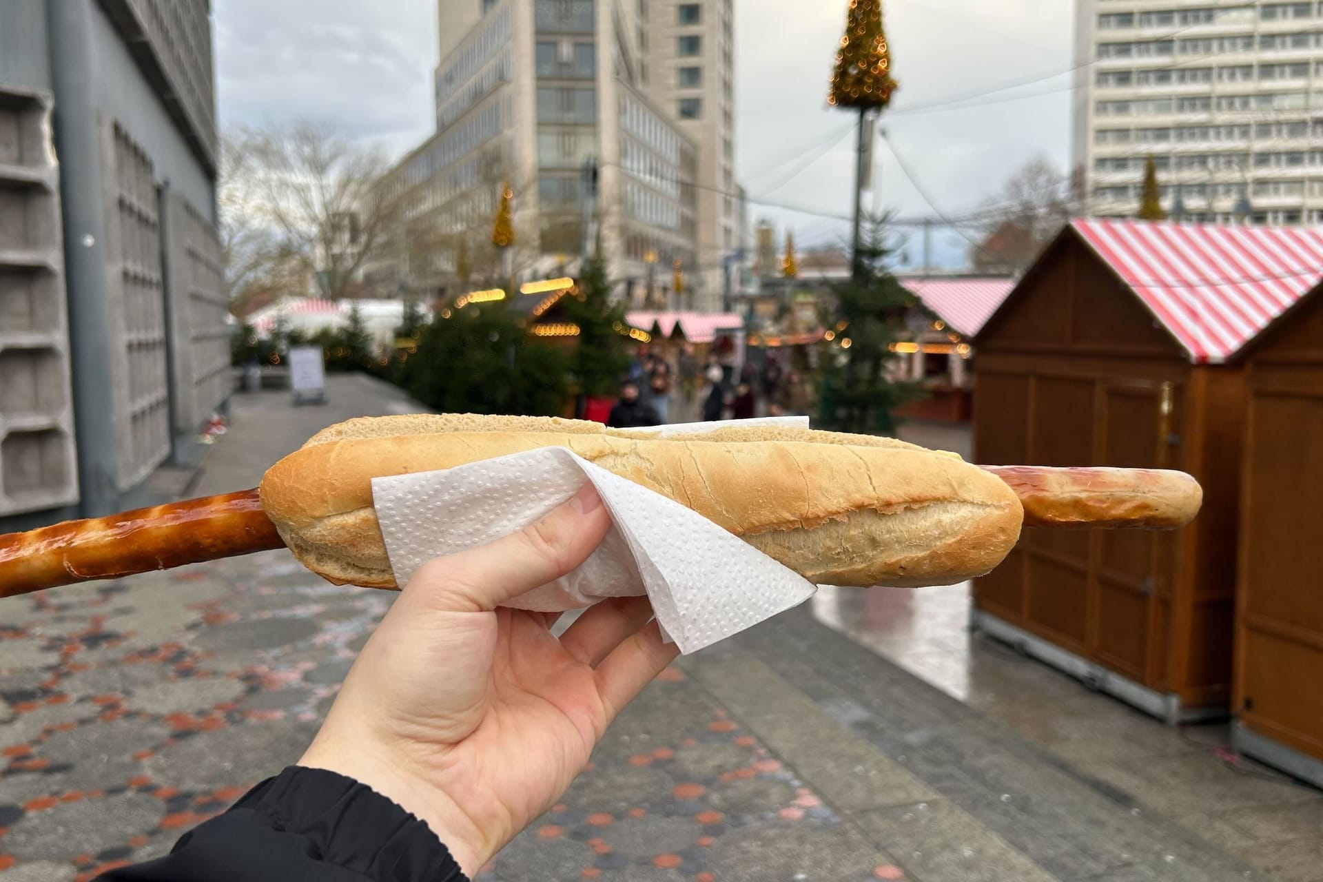 Die neue Kreation auf dem Berliner Weihnachtsmarkt: Einen halben Meter Dubai-Wurst gibt es hier für acht Euro.