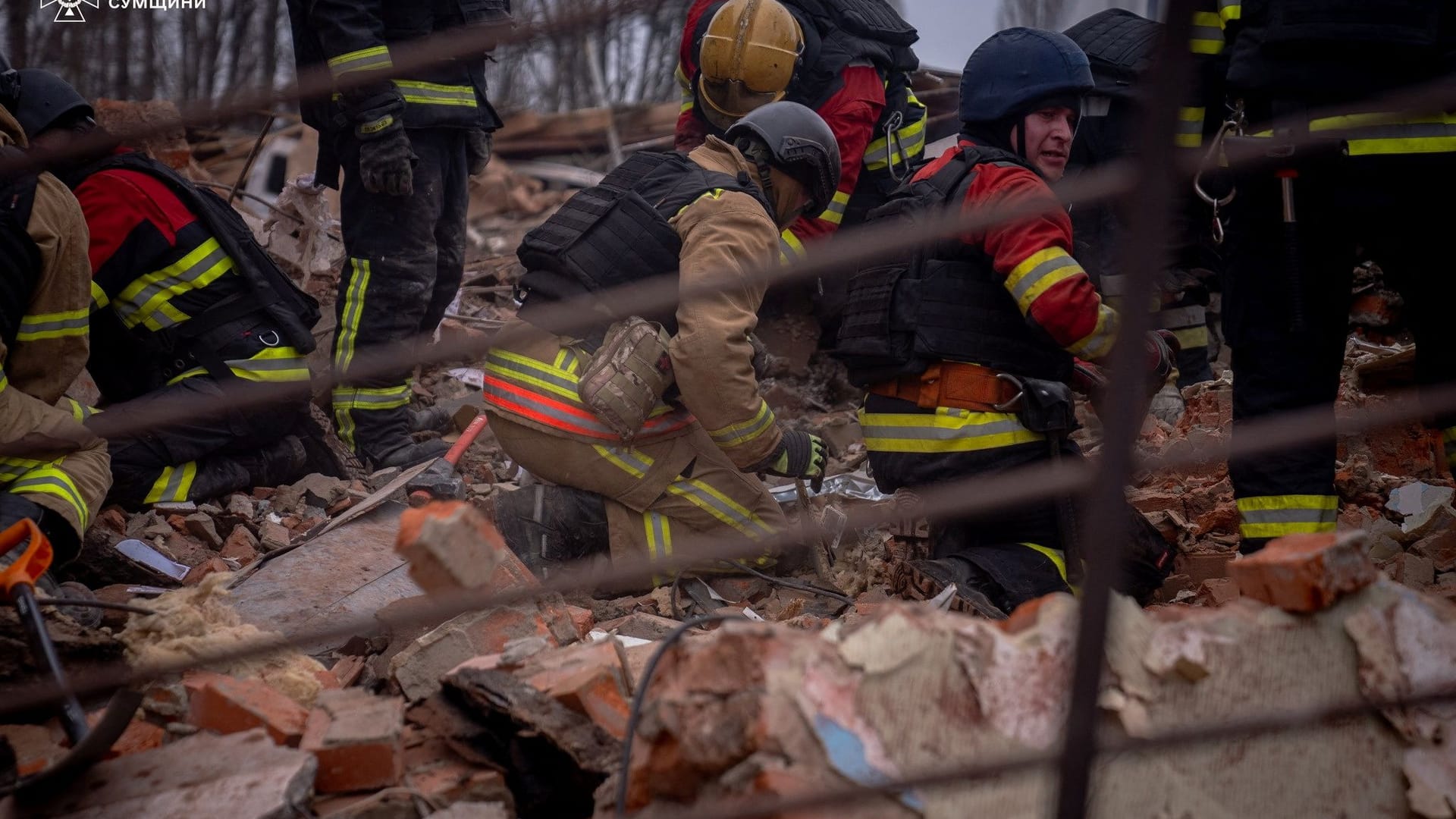 Einsatzkräfte suchen nach Verletzten, nachdem eine russische Bombe ein Wohnhaus im ukrainischen Sumy getroffen hat.