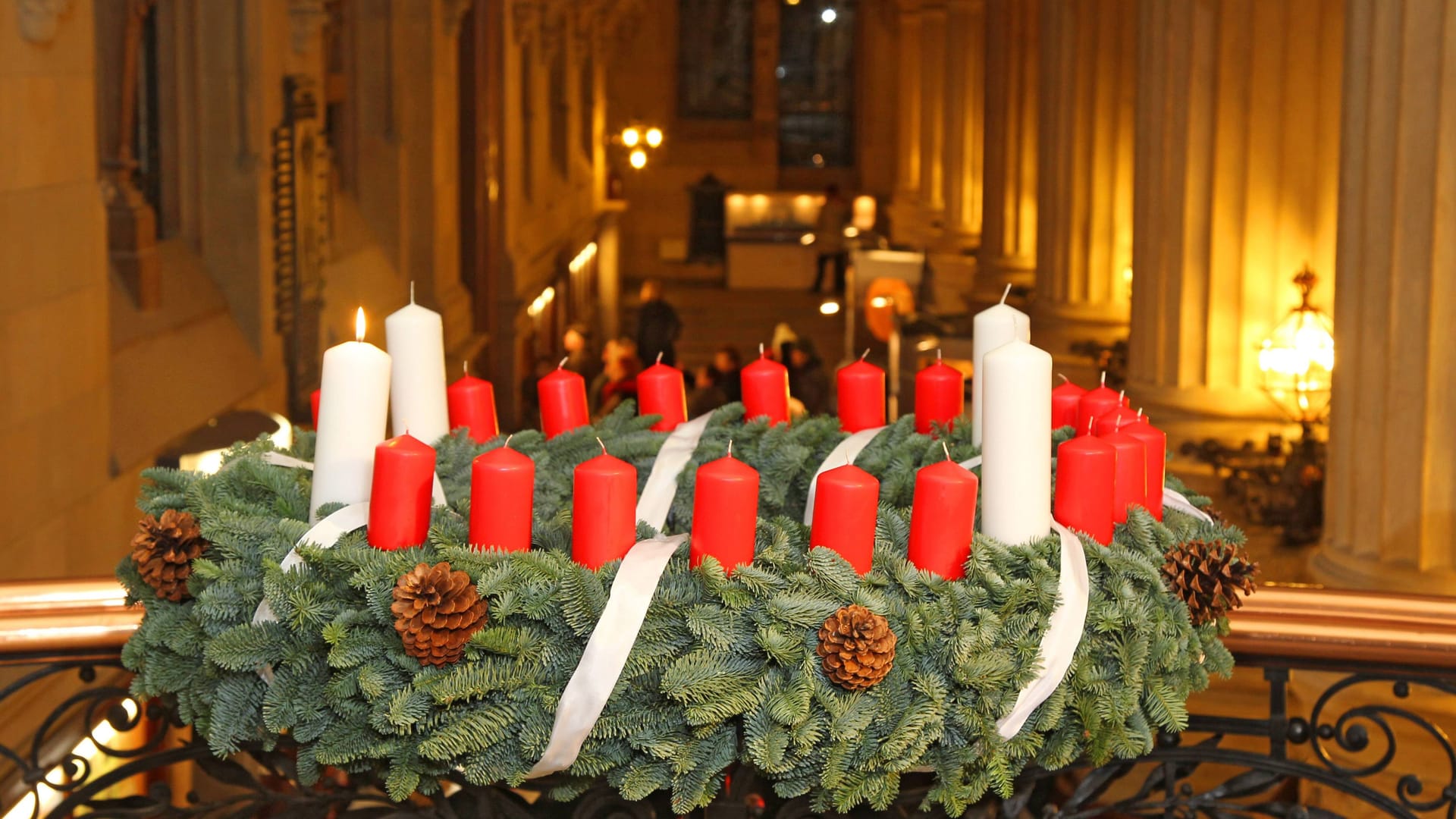 Ein Adventskranz nach dem Vorbild von Johann Hinrich Wichern im Hamburger Rathaus: Er hat insgesamt 24 Kerzen.