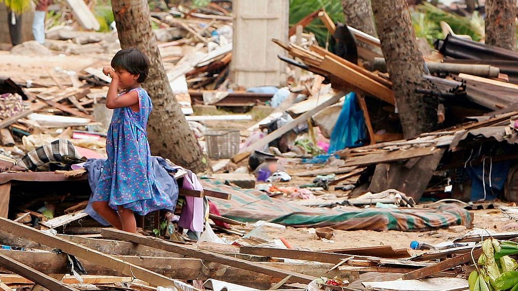 Sri Lanka nach dem Tsunami 2004: Ein Mädchen steht weinend in den Trümmern.