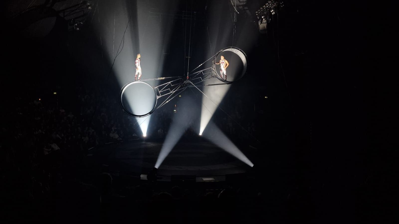 Die "Flyers Valencia" auf dem "Todesrad": Die Nummer zählt zu den Höhepunkten der Show in Dortmund.