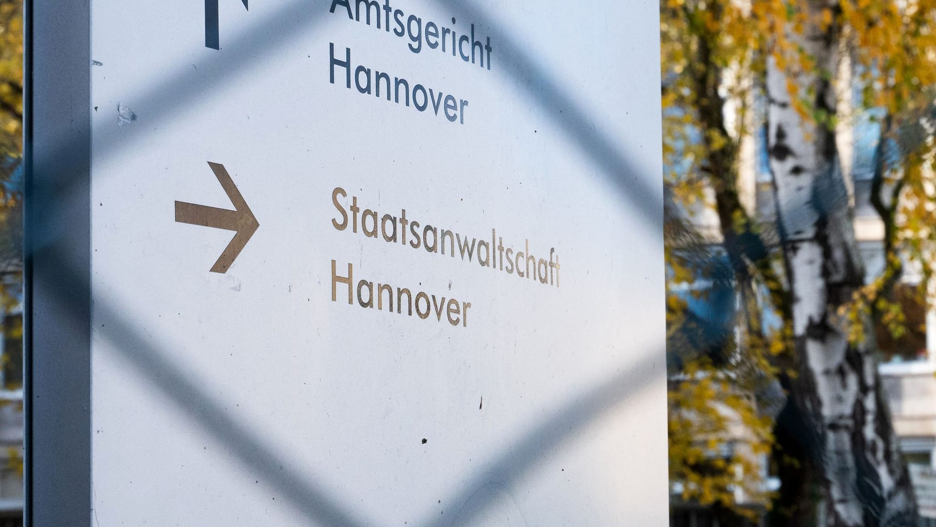 Ein Schild weist den Weg zum Amtsgericht und zur Staatsanwaltschaft Hannover. (Symbolfoto)