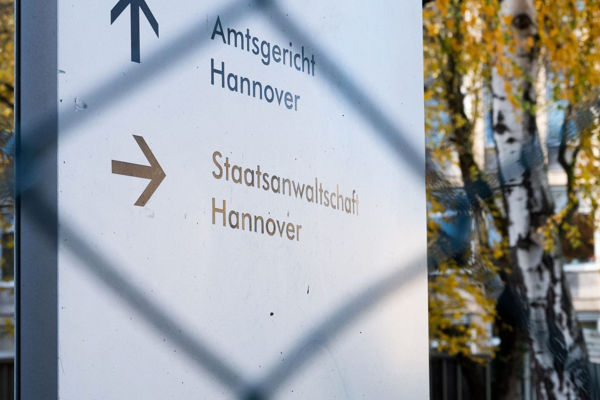 Ein Schild weist den Weg zum Amtsgericht und zur Staatsanwaltschaft Hannover. (Symbolfoto)