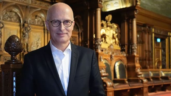 ARCHIV - 16.12.2024, Hamburg: Peter Tschentscher (SPD), Erster Bürgermeister und Präsident des Senats der Freien und Hansestadt Hamburg, steht im Großen Festsaal im Rathaus. (zu dpa: «Tschentscher offen für Naturkundemuseum im Elbtower»)