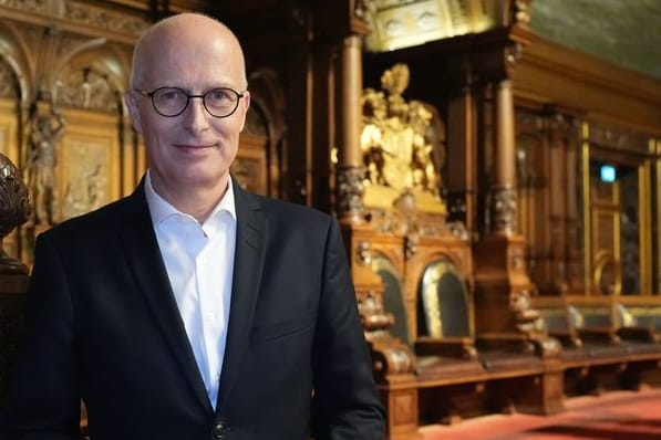 ARCHIV - 16.12.2024, Hamburg: Peter Tschentscher (SPD), Erster Bürgermeister und Präsident des Senats der Freien und Hansestadt Hamburg, steht im Großen Festsaal im Rathaus. (zu dpa: «Tschentscher offen für Naturkundemuseum im Elbtower»)