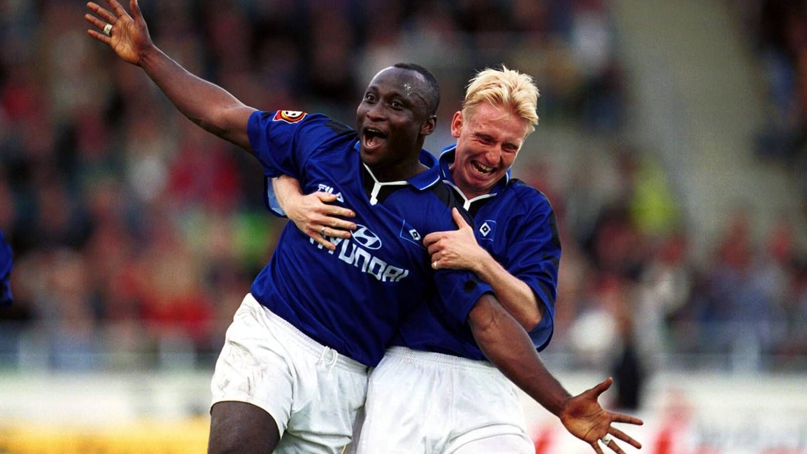 HSV-Profis im Glück (Archivbild): Anthony Yeboah (l.) und Roy Präger feierten am 2. Oktober den bisher einzigen Hamburger Sieg in Ulm.