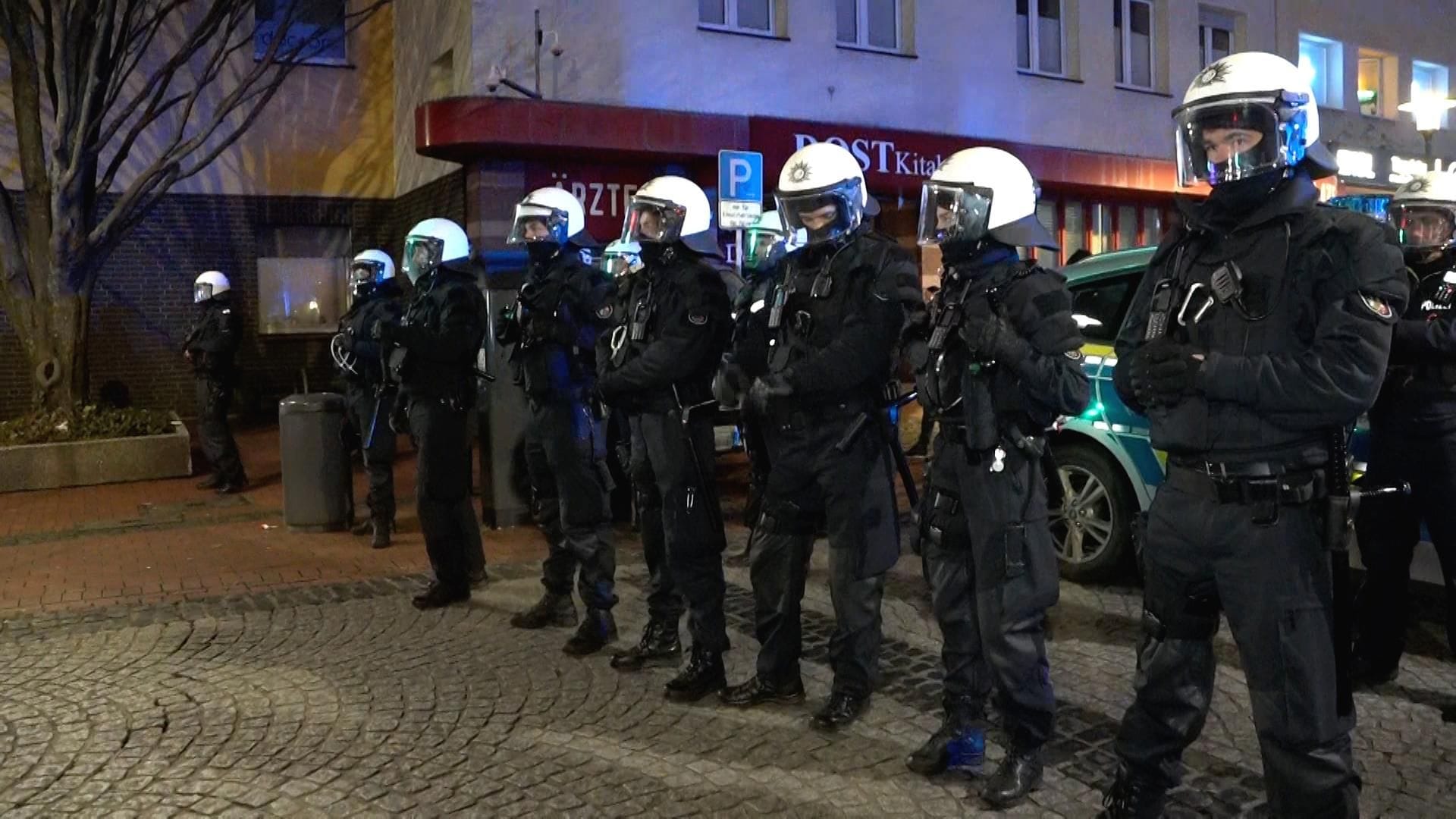 Eine Hundertschaft schirmte Demonstranten und die Polizeiwache voneinander ab.