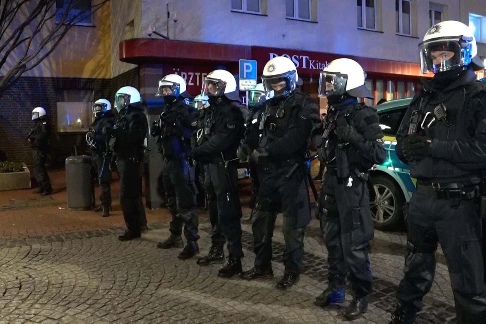 Eine Hundertschaft schirmte Demonstranten und die Polizeiwache voneinander ab.