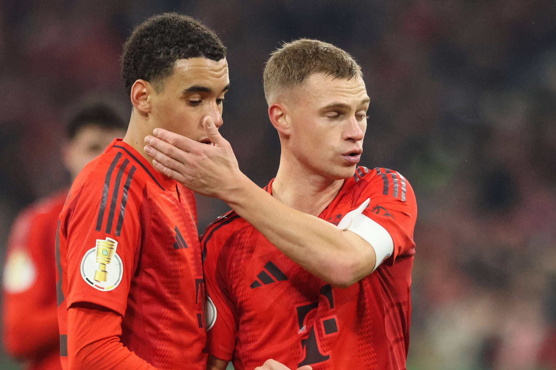 Jamal Musiala (links) und Joshua Kimmich enttäuscht: Gegen Bayer Leverkusen schieden die Bayern aus dem DFB-Pokal aus.