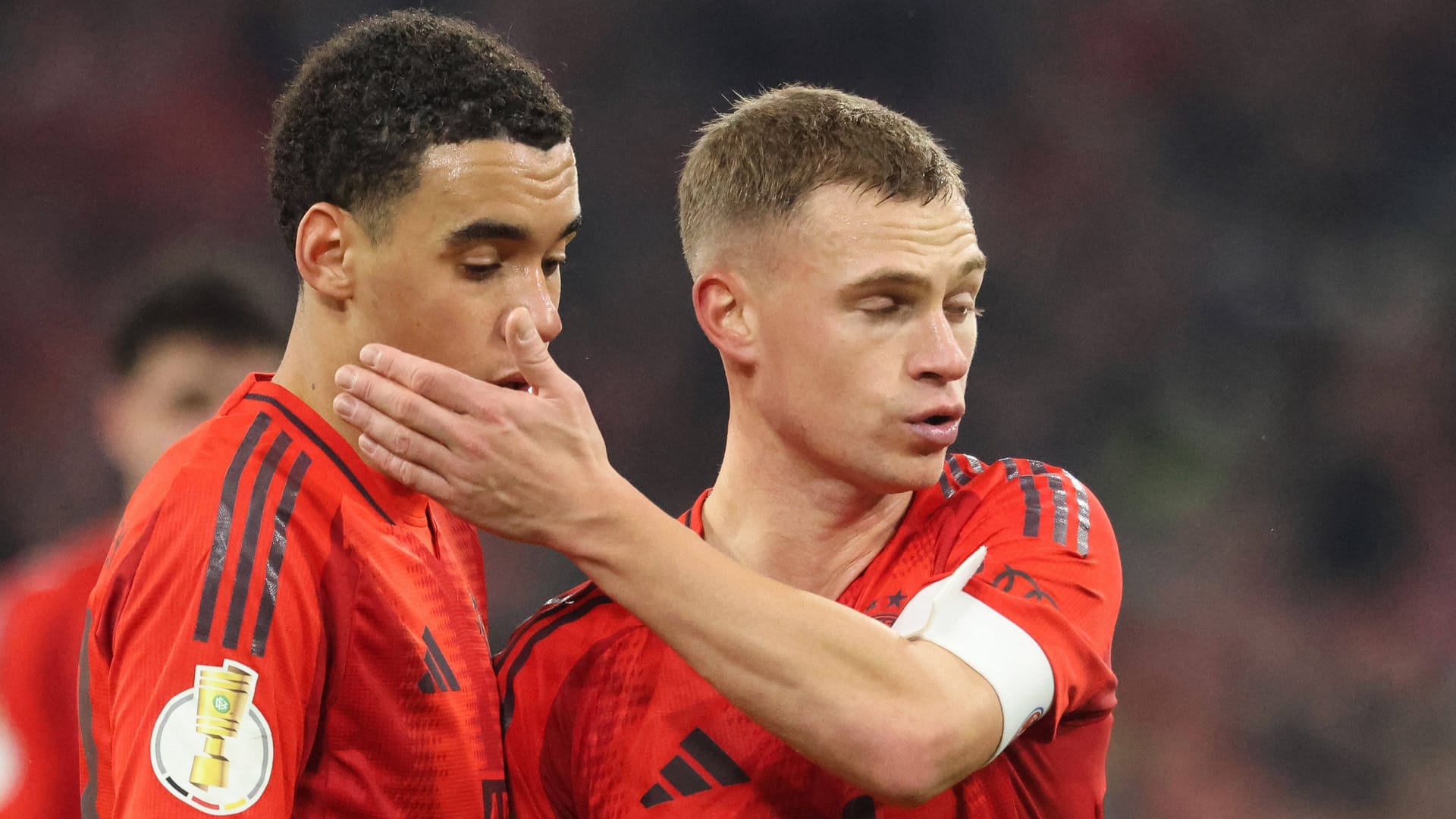 Jamal Musiala (links) und Joshua Kimmich enttäuscht: Gegen Bayer Leverkusen schieden die Bayern aus dem DFB-Pokal aus.