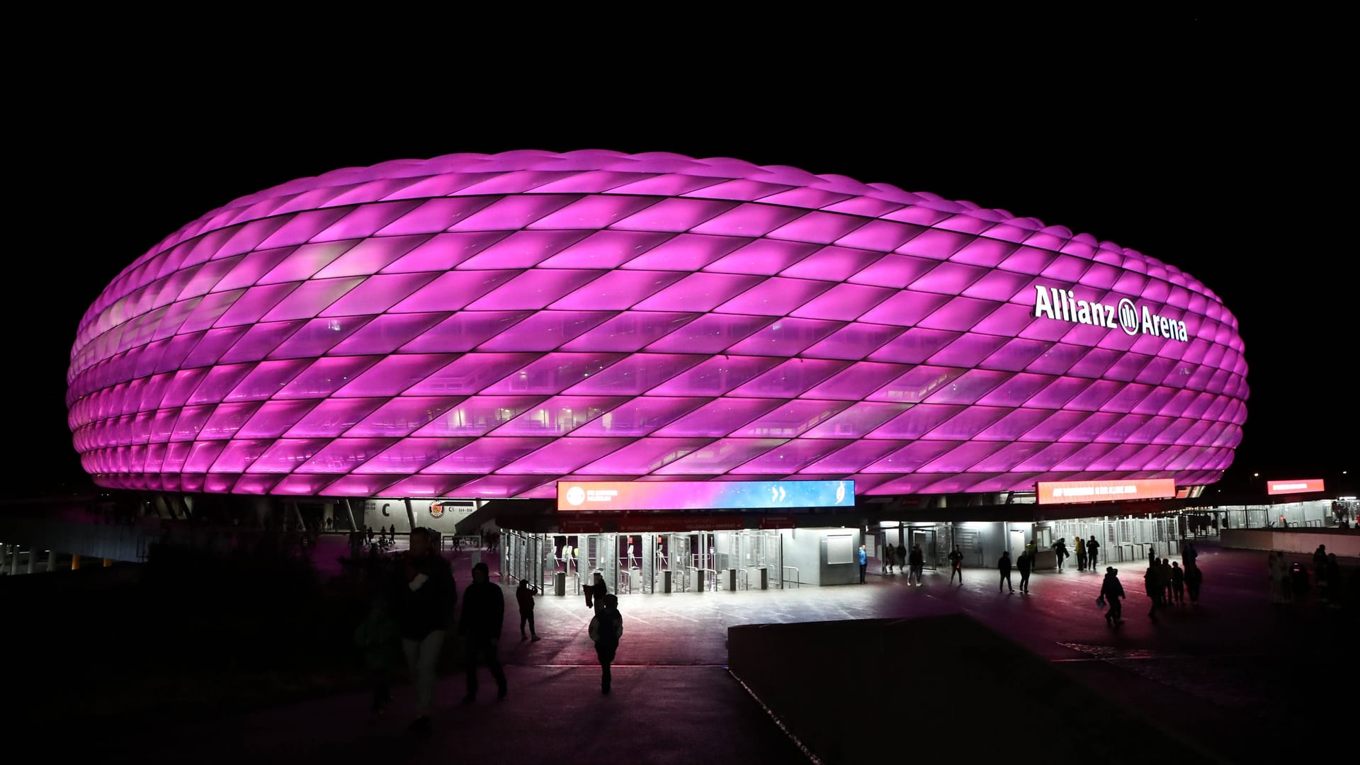 Statement in Lila: Die Allianz Arena am Internationalen Tag der Menschen mit Behinderung im Jahr 2023.