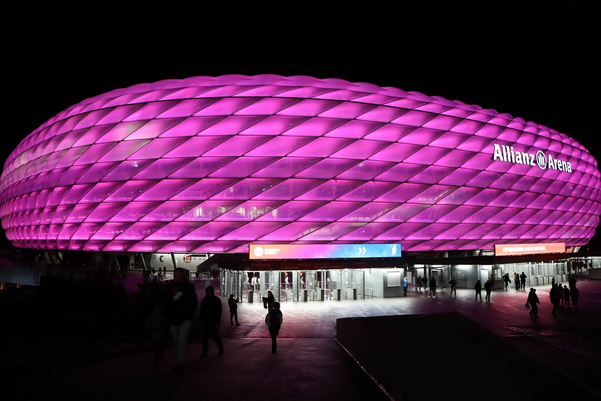 Statement in Lila: Die Allianz Arena am Internationalen Tag der Menschen mit Behinderung im Jahr 2023.