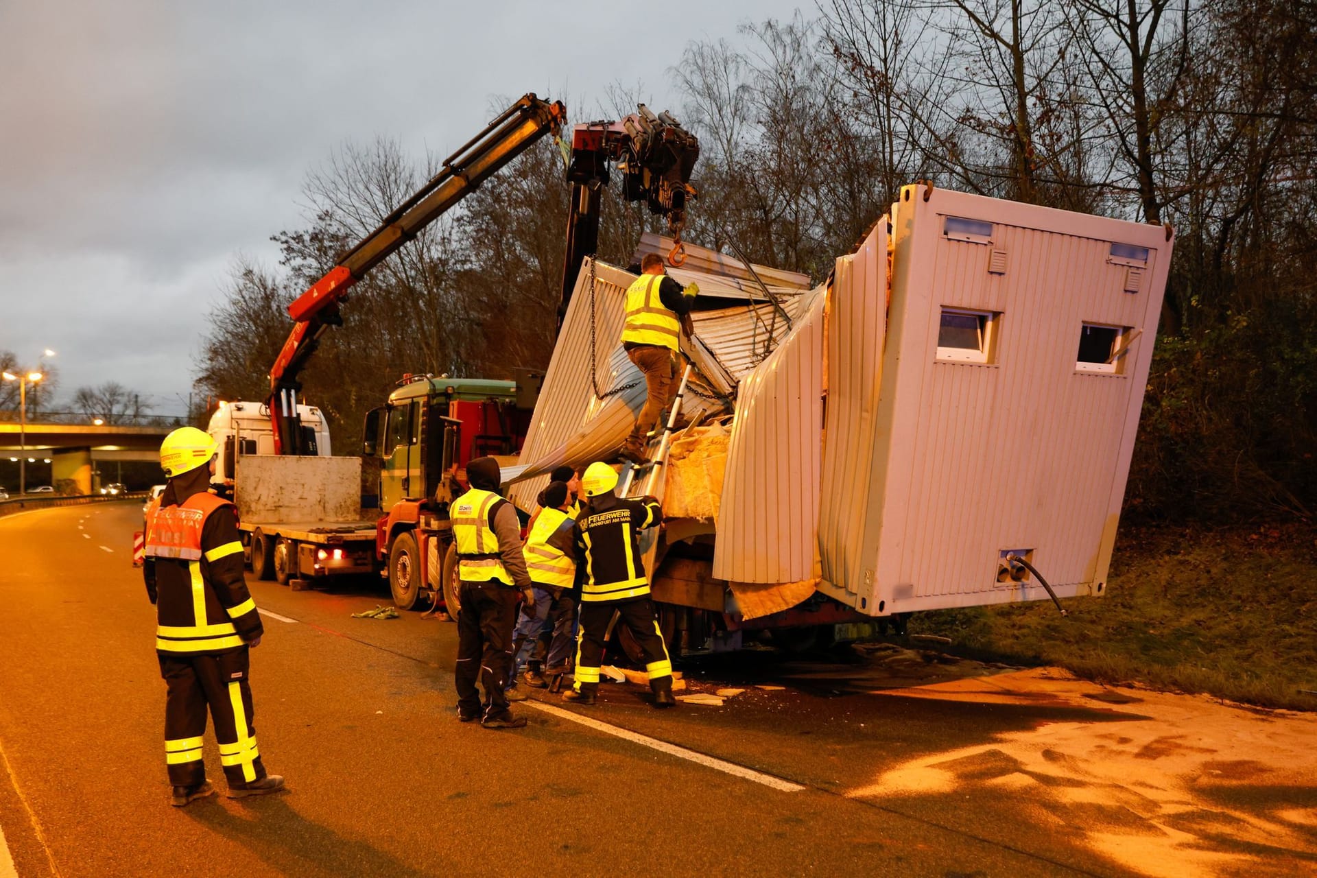 Rettungskräfte an dem verunglückten Lkw am Montag in Frankfurt-Nied.