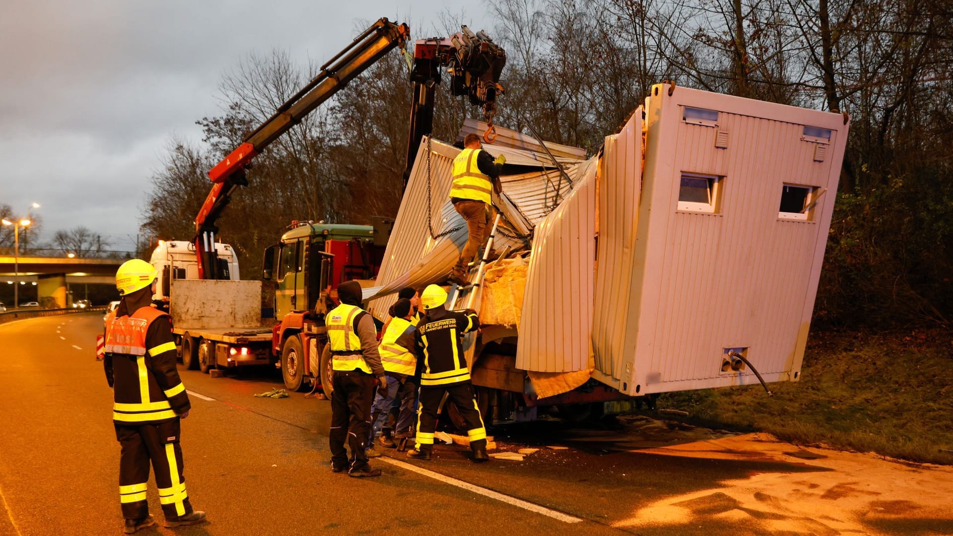 Rettungskräfte an dem verunglückten Lkw am Montag in Frankfurt-Nied.