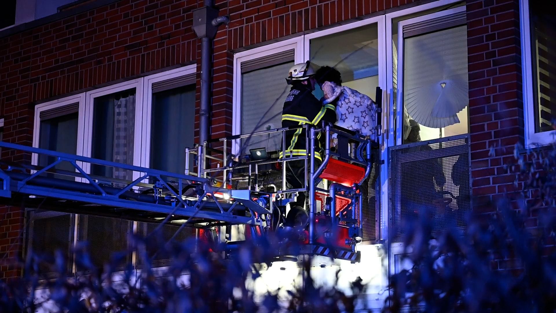 Feuerwehrleute retten Bewohner über Drehleiter: Mehrere Menschen konnten das Haus nicht selbstständig verlassen.