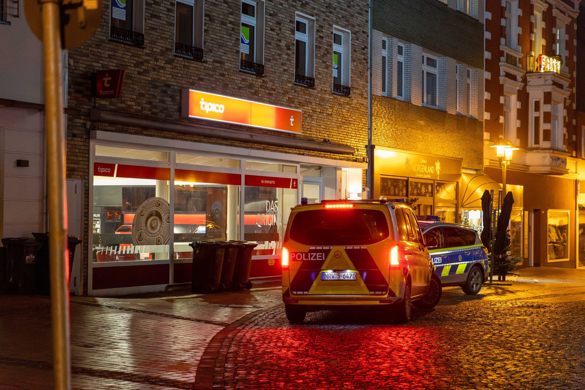 Streifenwagen vor einer Tipico-Geschäftsstelle: Offenbar ist es am Montagabend zu einem Überfall in einem Wettbüro in Essen gekommen.