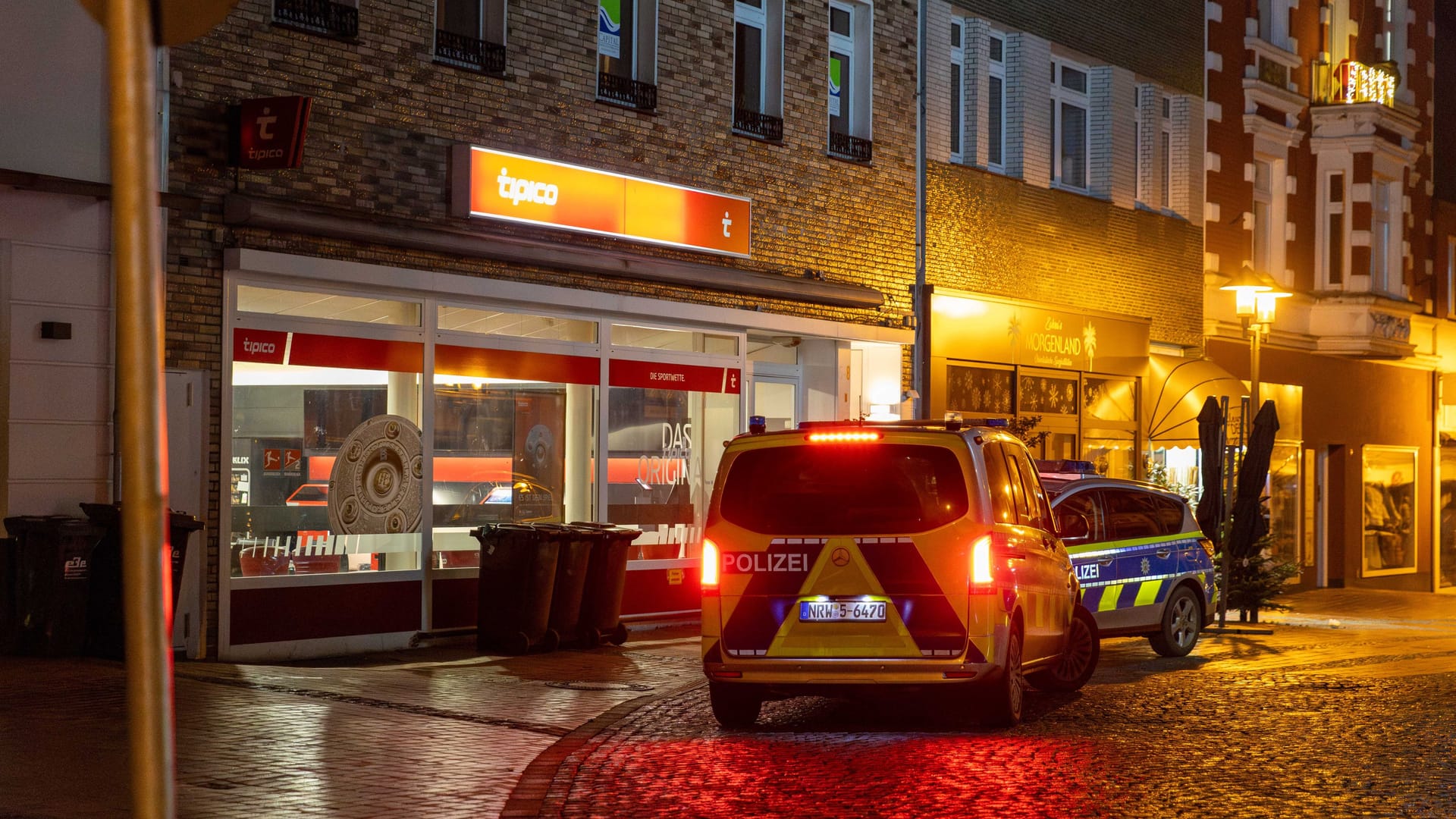 Streifenwagen vor einer Tipico-Geschäftsstelle: Offenbar ist es am Montagabend zu einem Überfall in einem Wettbüro in Essen gekommen.