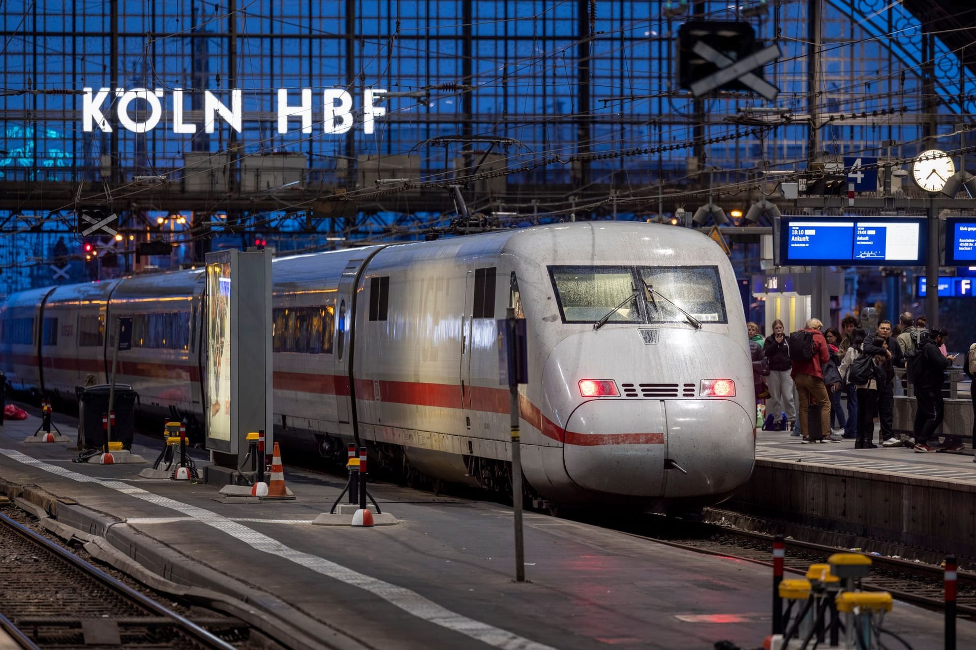 Kölner Hauptbahnhof wird gesperrt