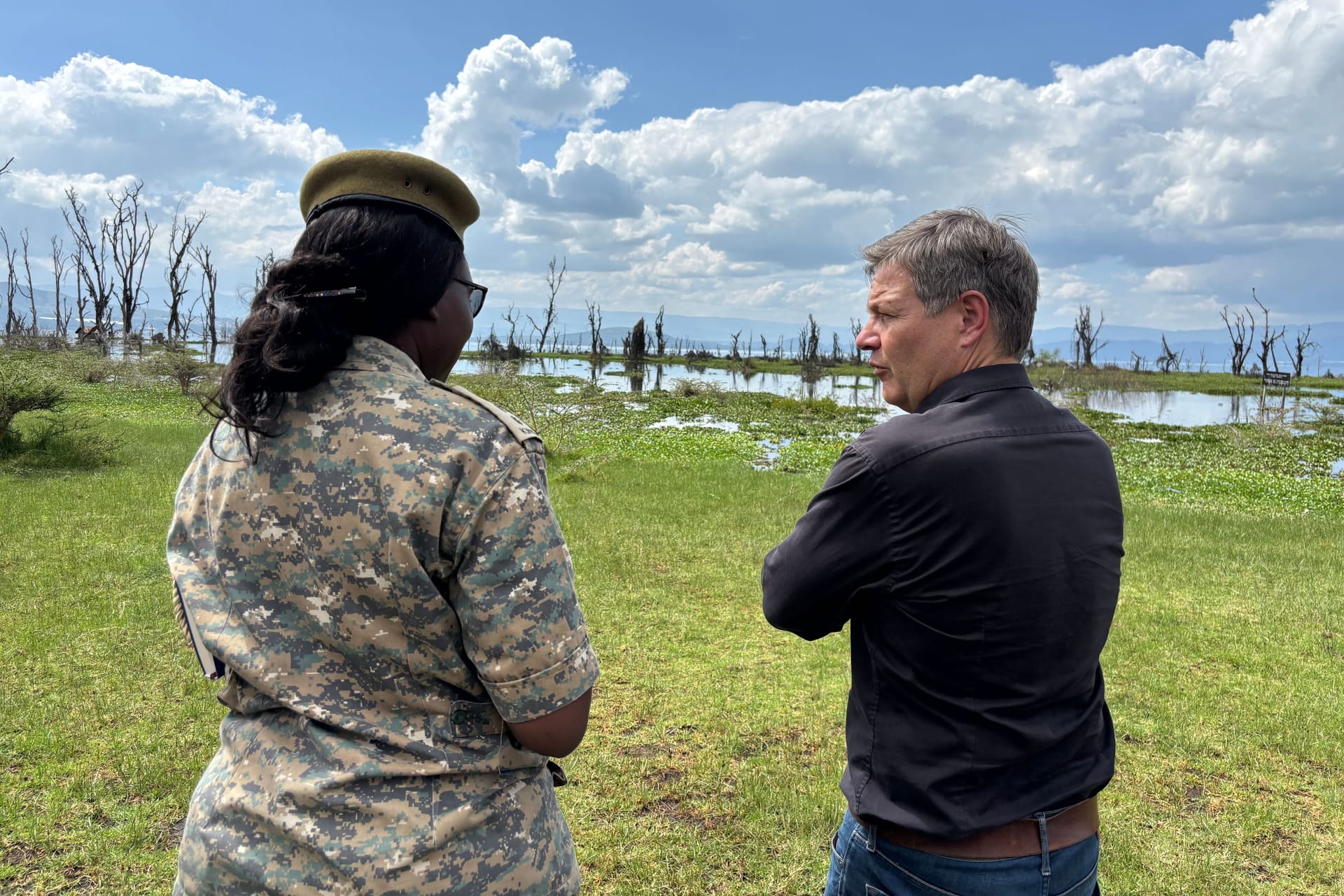 Robert Habeck am Naivasha-See in Kenia: Nur die Nilpferde fehlen.