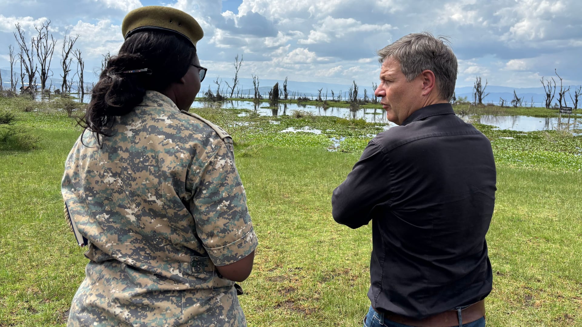 Robert Habeck am Naivasha-See in Kenia: Nur die Nilpferde fehlen.