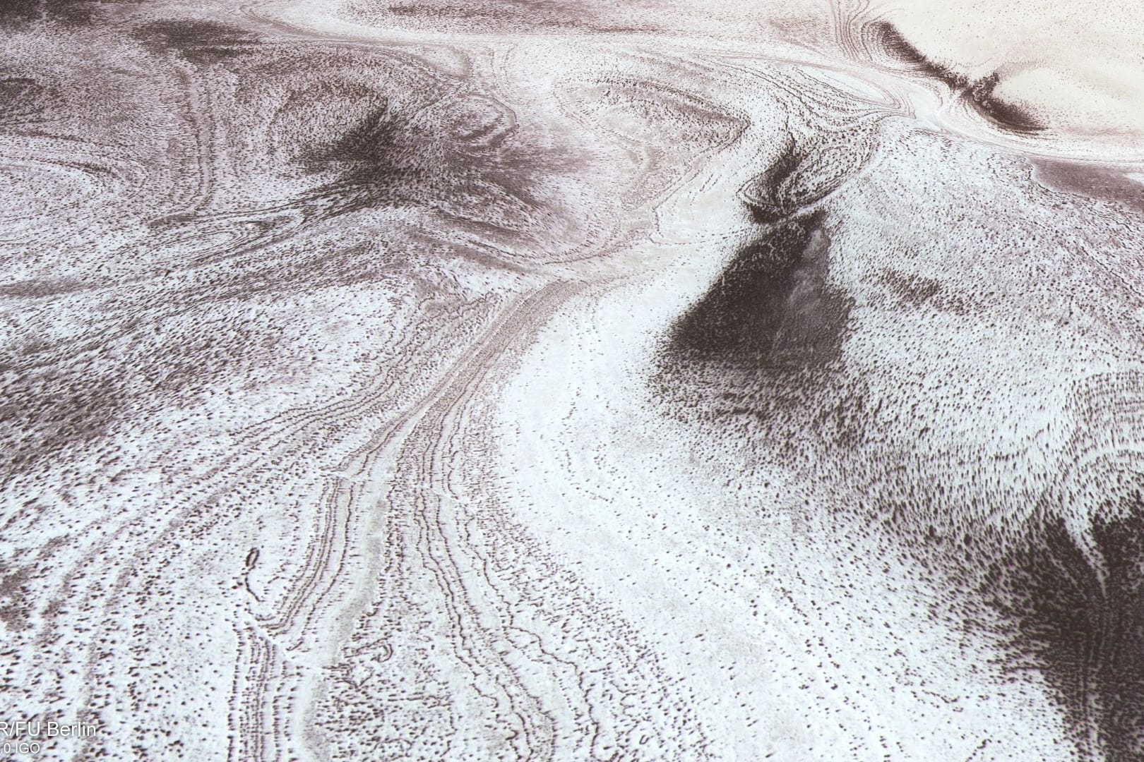 Die Polarlandschaft auf dem Mars zeigt einen Wechsel von Schichten aus hellem Kohlendioxid- und Wassereis mit dunklen Sanden und Stäuben.