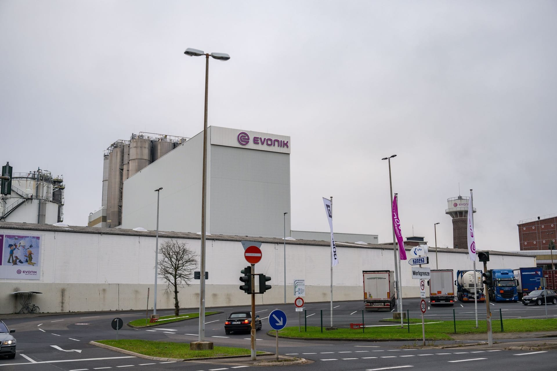 Chemiekonzern Evonik baut Konzern um