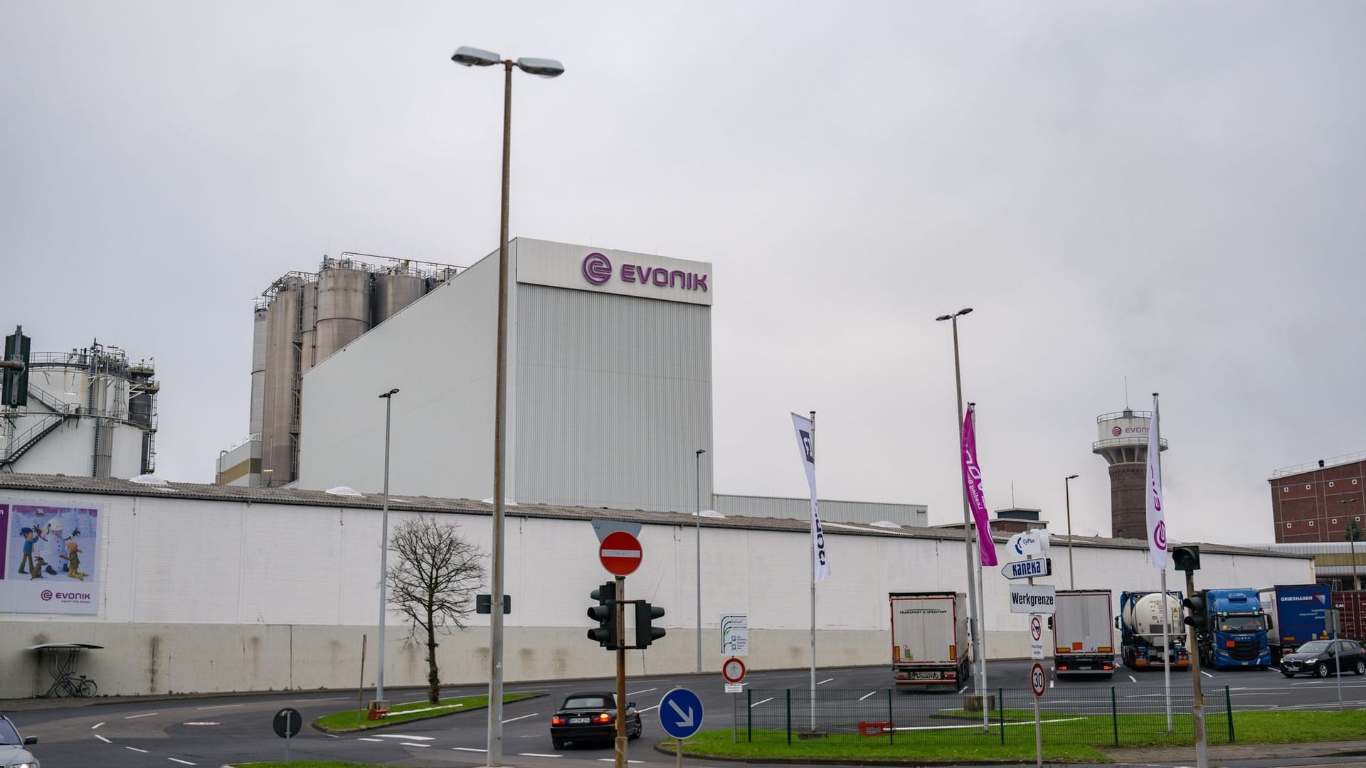 Chemiekonzern Evonik baut Konzern um