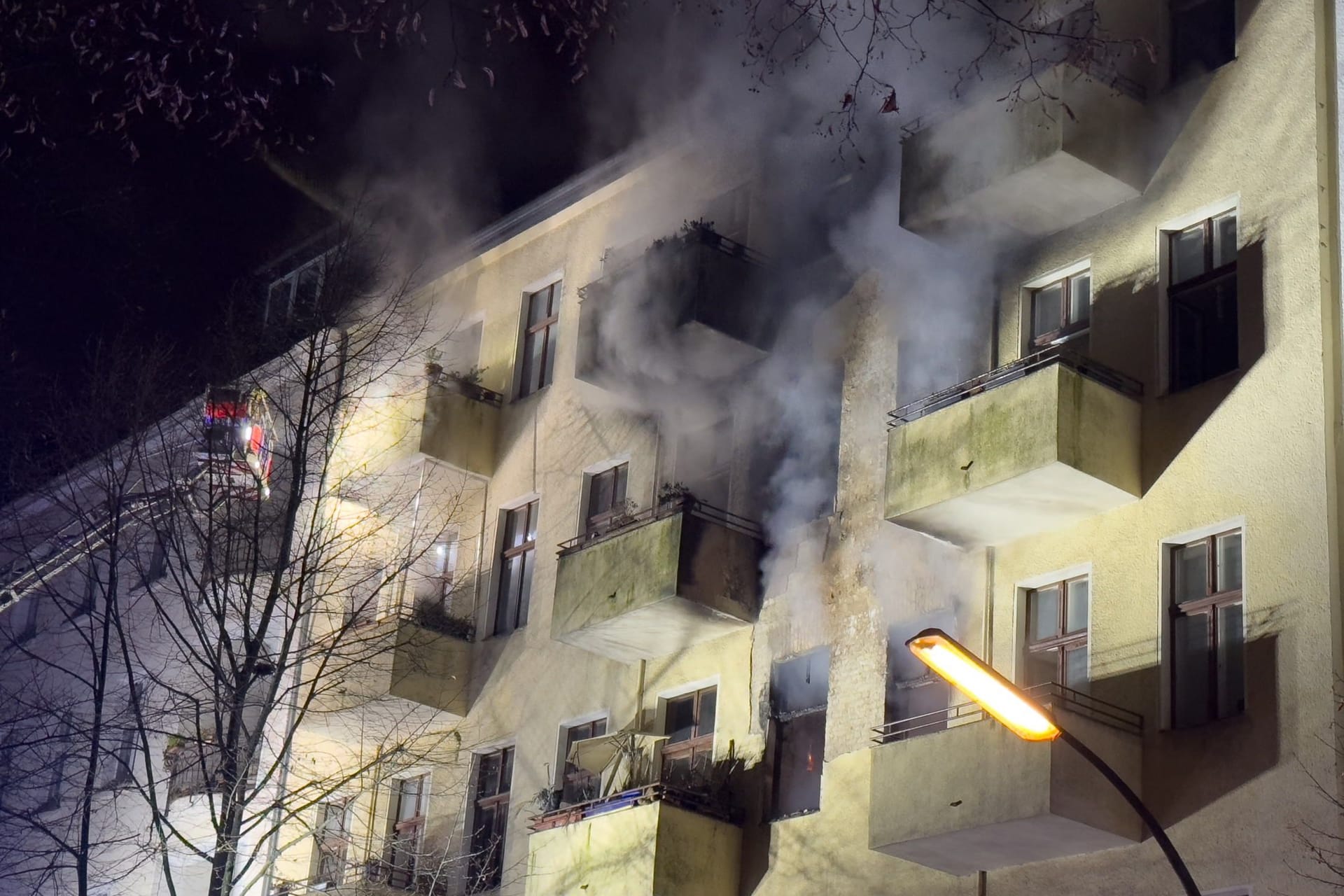 Berlin: In der Nacht von Dienstag auf Mittwoch stand eine Wohnung in Berlin-Neukölln in Flammen.