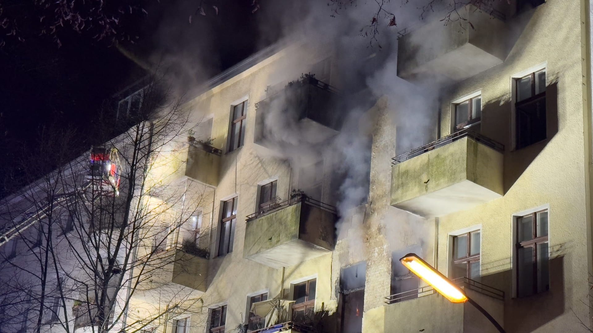 Berlin: In der Nacht von Dienstag auf Mittwoch stand eine Wohnung in Berlin-Neukölln in Flammen.